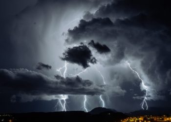 Goiás tem alerta de tempestade com chuva forte, granizo e ventos de até 100 km/h