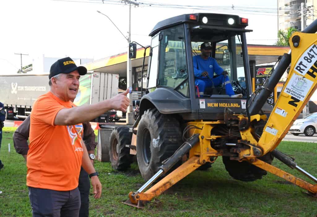 A rotatória localizada no cruzamento das avenidas Transbrasiliana e Feira de Santana, no Parque Amazônia, em Goiânia, está sendo retirada para dar lugar a um cruzamento controlado por semáforos.