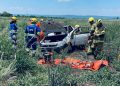 Mãe e filho morrem após caminhonete sair da pista e capotar na BR-153, em Itumbiara