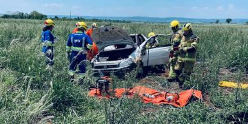 Mãe e filho morrem após caminhonete sair da pista e capotar na BR-153, em Itumbiara