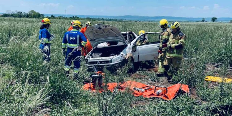 Mãe e filho morrem após caminhonete sair da pista e capotar na BR-153, em Itumbiara