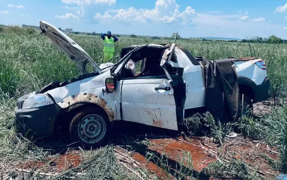 Mãe e filho morrem após caminhonete sair da pista e capotar na BR-153, em Itumbiara