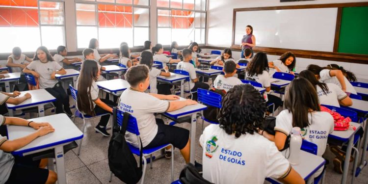 Goiás convoca mais 250 professores aprovados em concurso público; veja calendário